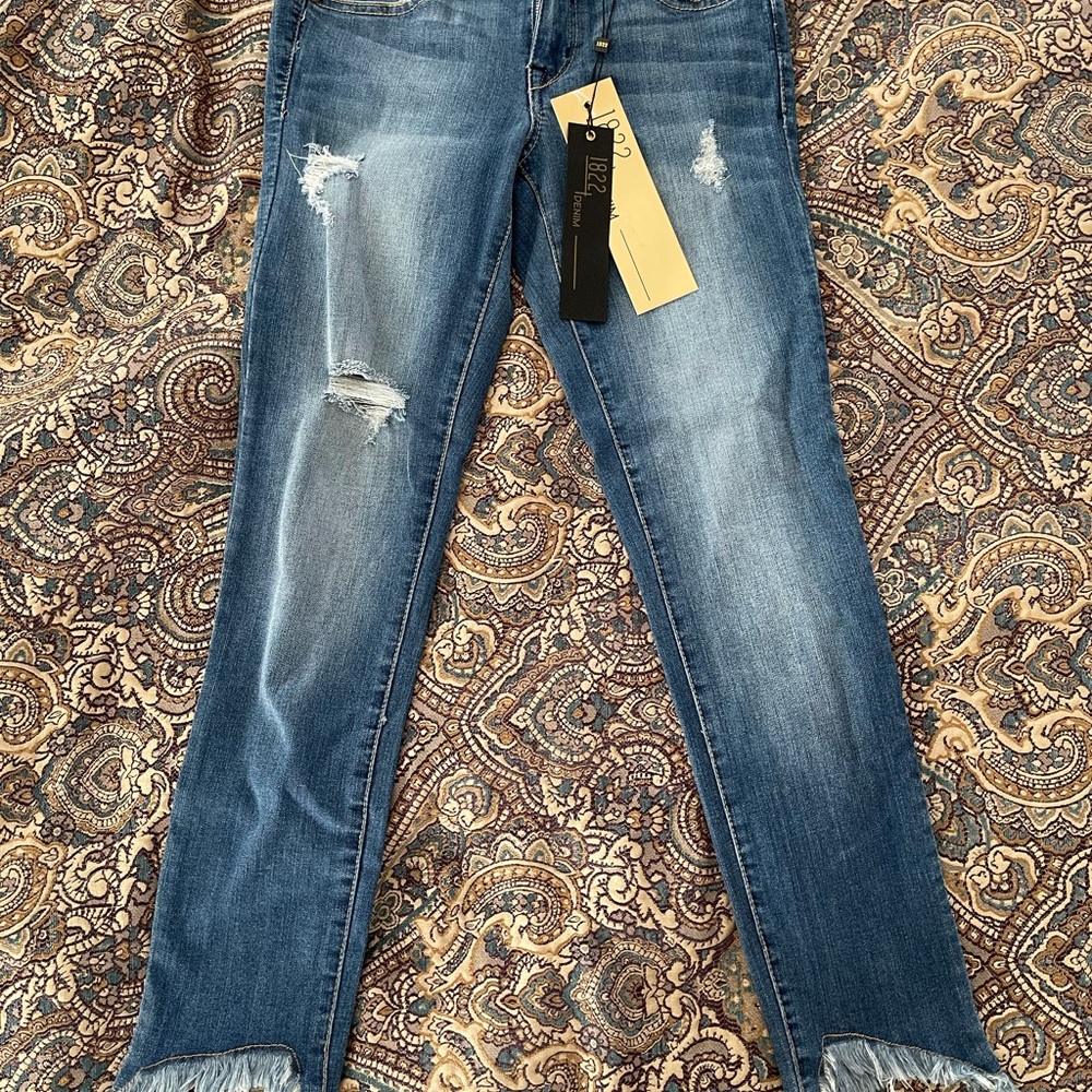 Women’s 1822 distressed jeans.